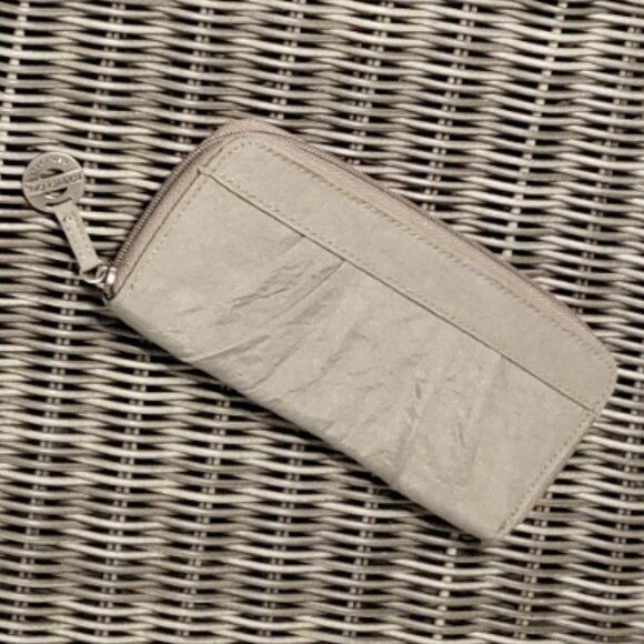 Travelon Wallet Zipper Neutral with Floral Lining - Picture 2 of 9